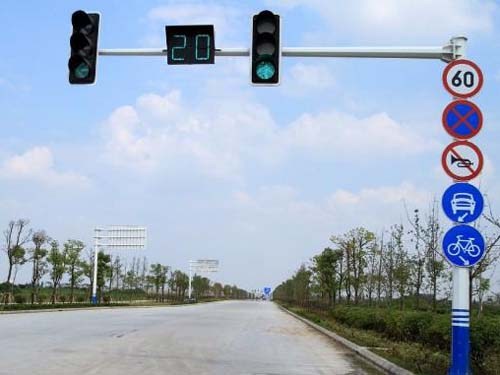 B、能反映机动车已越过停止线的图片