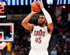 裁判的哨声尖锐地响起——防守犯规