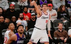 看他去吸引包夹然后分球