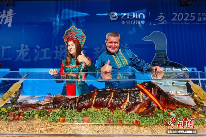 中俄跨境马拉松赛事鸣枪开跑 4000选手共赴一步跨