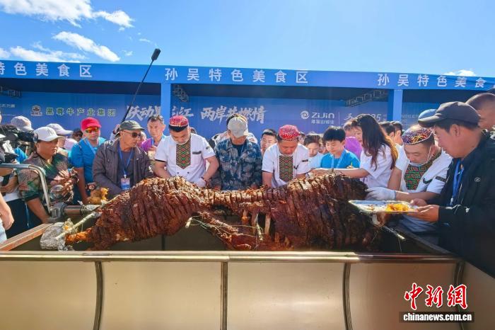 中俄跨境马拉松赛事鸣枪开跑 4000选手共赴一步跨