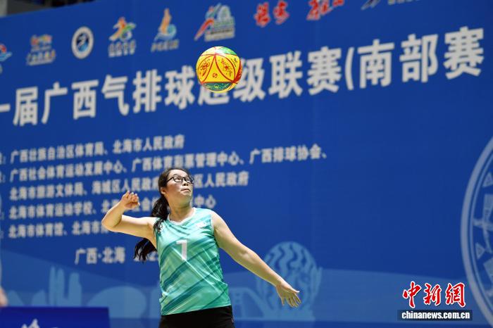 广西首届气排球超级联赛在北海开赛 27支队伍角