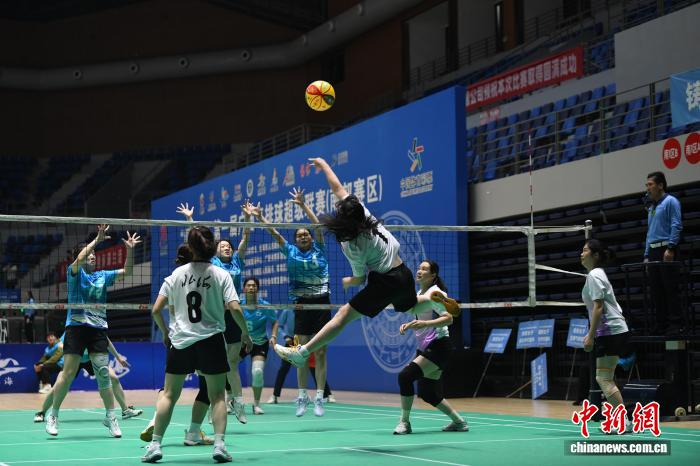 广西首届气排球超级联赛在北海开赛 27支队伍角