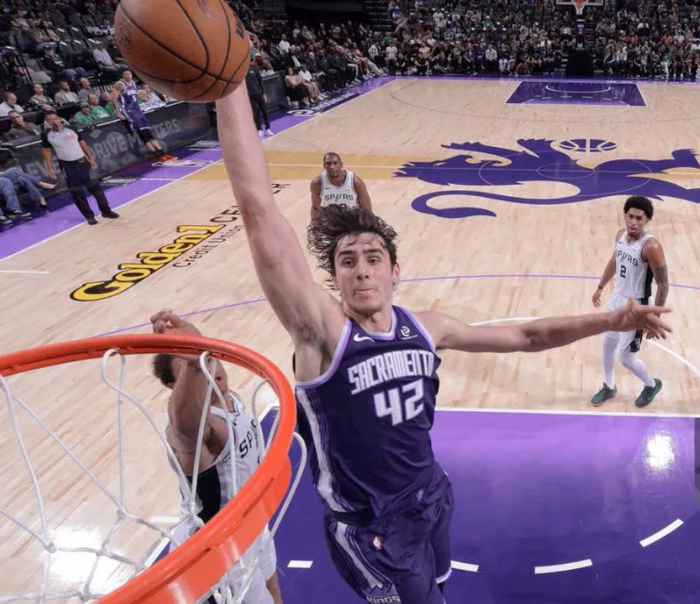 国王新星雷诺三战砍32+9 挑战文班亚马引发热议