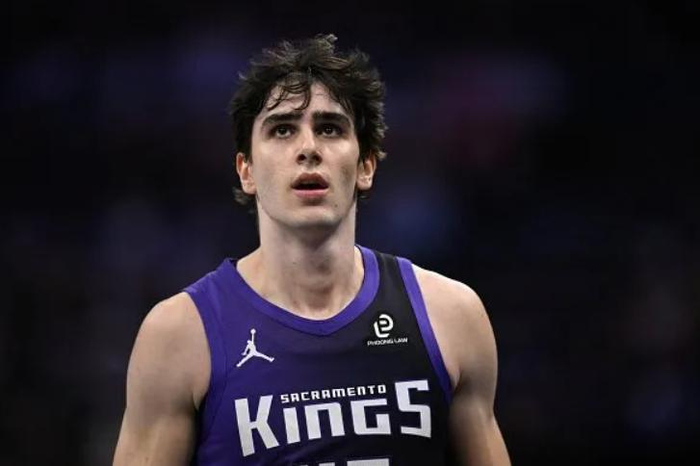 国王新星雷诺三战砍32+9 挑战文班亚马引发热议