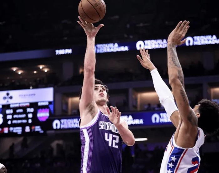 国王新星雷诺三战砍32+9 挑战文班亚马引发热议