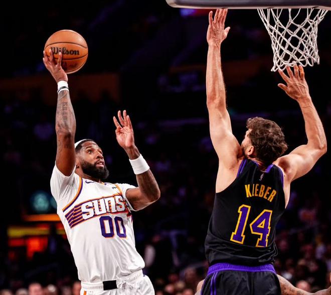 湖人主场力克太阳稳居西部第四 布克率队锁定季