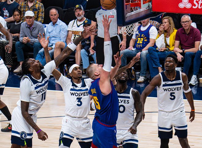 掘金季后赛首战失利暴露阵容隐患